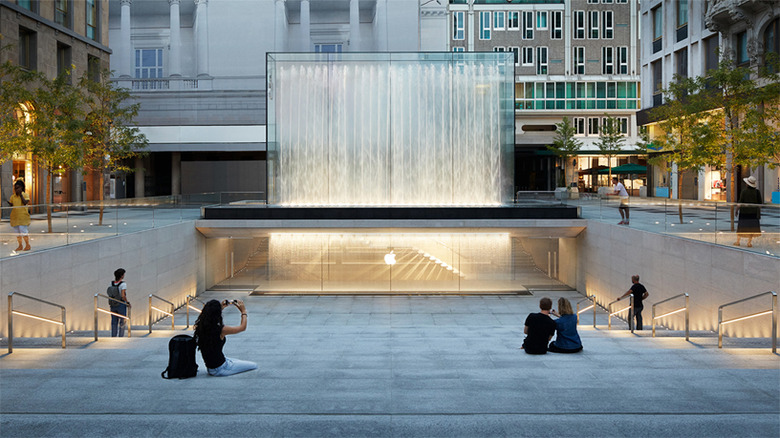 apple-piazza-liberty_piazza-center-steps_07242018_big.jpg.large