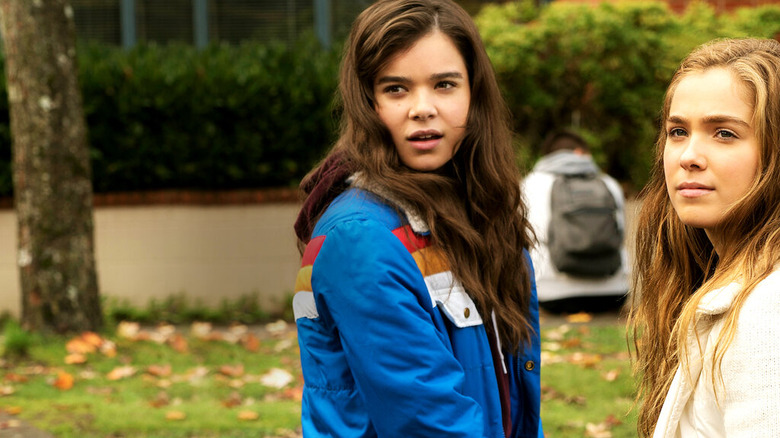 Hailee Steinfeld and Haley Lu Richardson in The Edge of Seventeen.