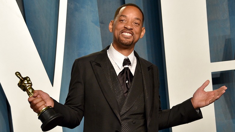 will smith holding oscar award