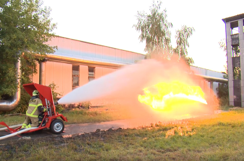 firehose-vs-flamethrower-video