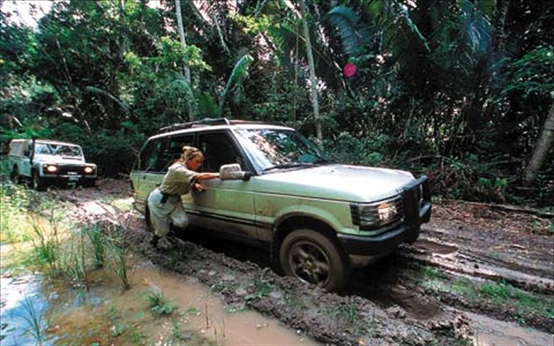 land-rover-suv-mud
