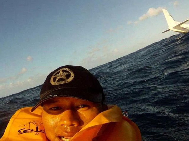 plane-crash-selfie