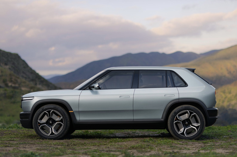 rivian-r3-side