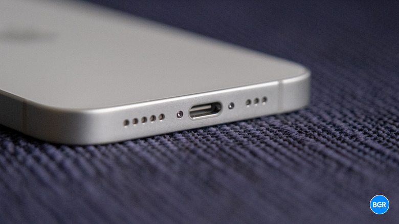 iPhone 16e USB-C port