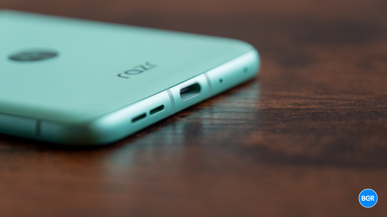 USb-C port on the 2025 Motorola Razr