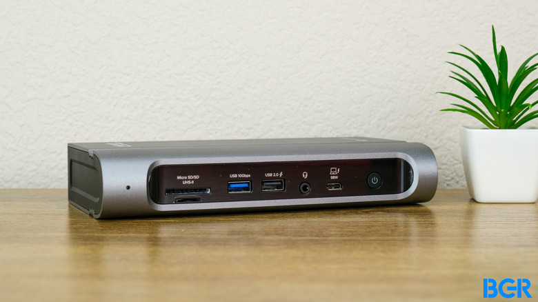 Plugable Thunderbolt 4 Quad Display Docking Station Front