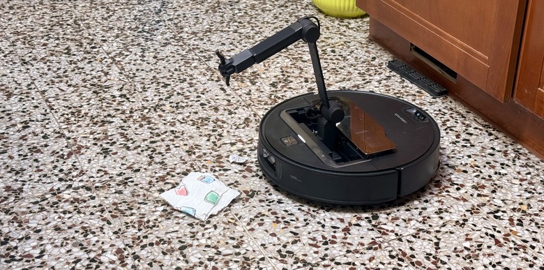 Roborock Saros Z70 review Omnigrip arm