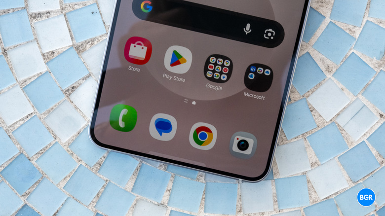 Software of the Samsung Galaxy S25 Edge on a blue table.