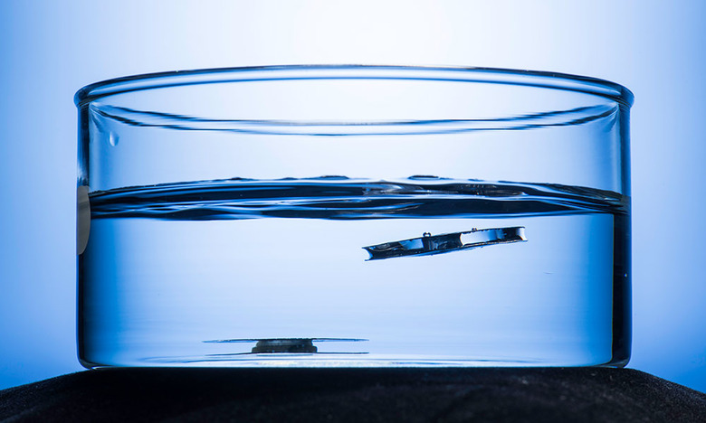 fea-superhydrophobic-metal-unsinkable