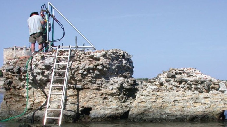 _96798111_roman-pier-italy