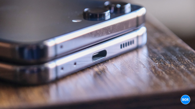 Samsung Galaxy Z Fold 5 Port
