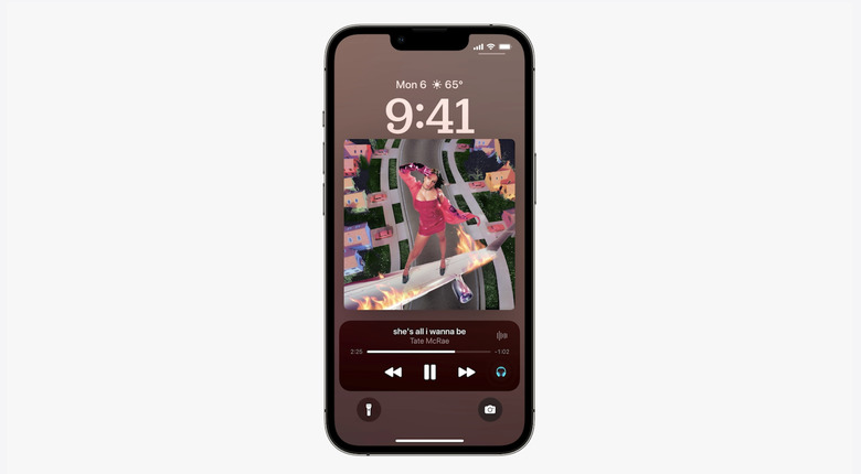 iOS 16 Live Activities lock screen feature unveiled at WWDC 2022.