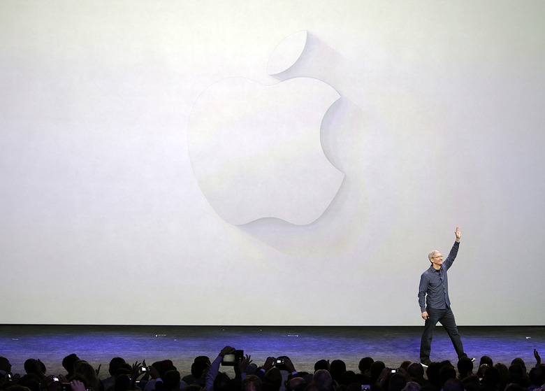 apple-sign-tim-cook-stage