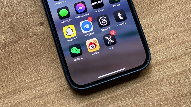 how-to-make-iphone-home-screen-icons-dark-ios-18-bgr-2