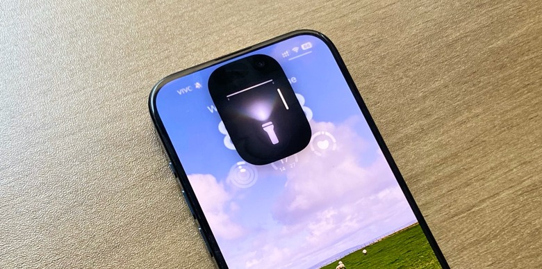 iOS 18 iPhone flashlight widget