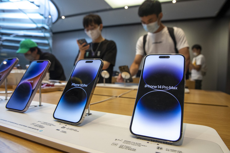 Apple Store customers iPhone 16