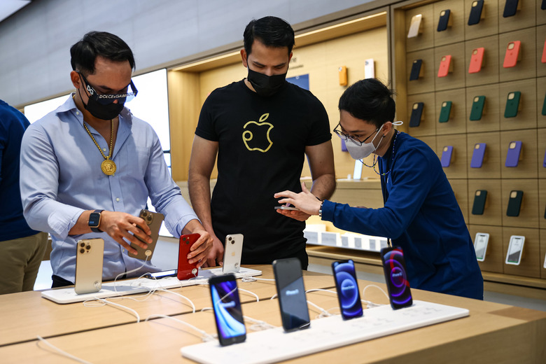 apple store iphone shoppers