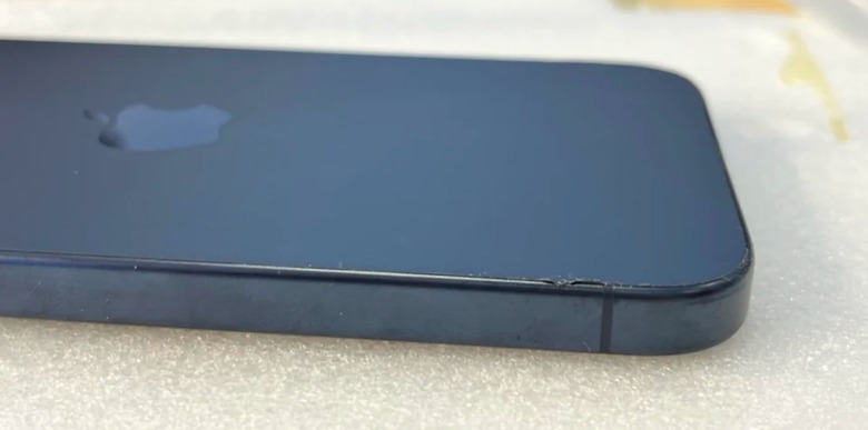 iPhone 15 Pro peeling