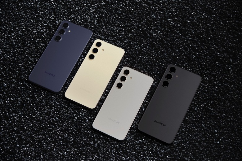 Galaxy S24 Plus (on the edges) and Galaxy S24 models in the middle.
