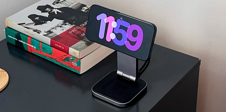 satechi-q2-wireless-charging-stand-bgr-2