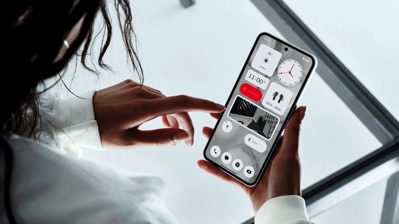 Nothing Phone (2) display.