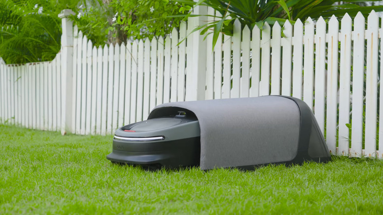 Oasa R1 worlds first robot reel mower