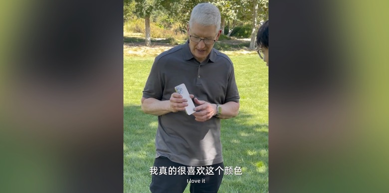 Tim Cook iPhone 15 Pro Max