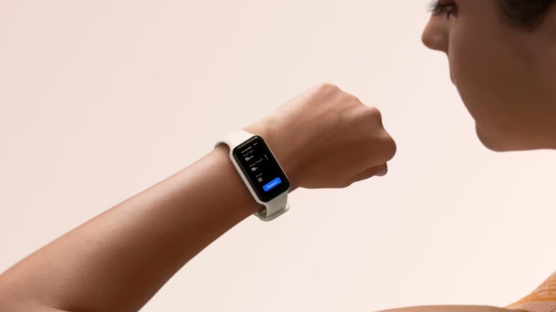 A person wearing the Amazfit Band 7 fitness tracker.