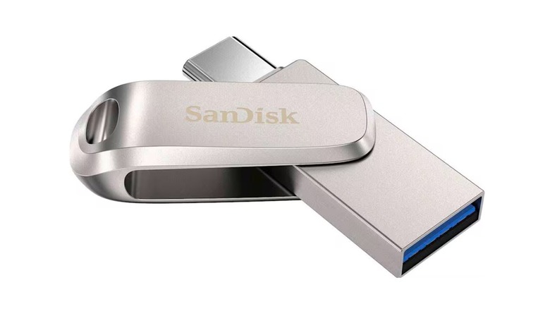 The SanDisk Ultra Dual Drive Luxe flash drive on a white background.