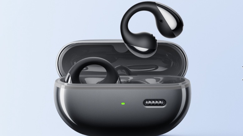 The Soundpeats PearlClip Pro clip-on earbuds and their charging case.