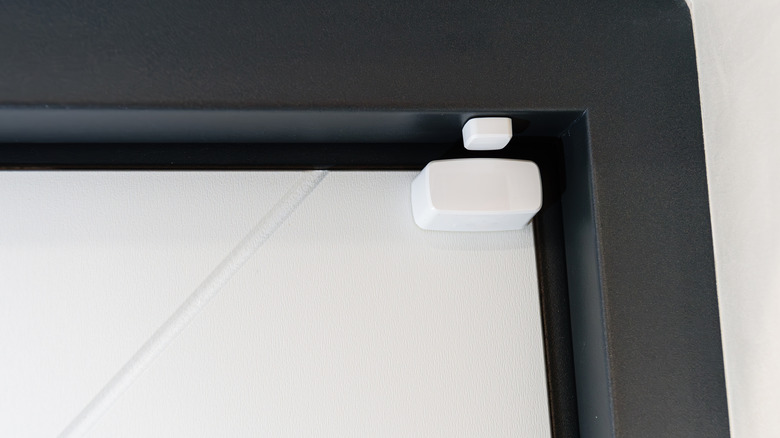 Smartphone showing settings of a contact sensor on window