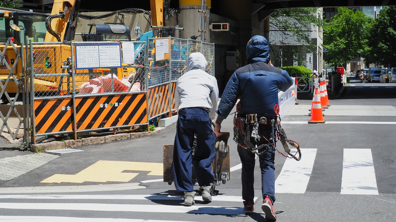 Construction workers wearing the fan jacket on a hot day