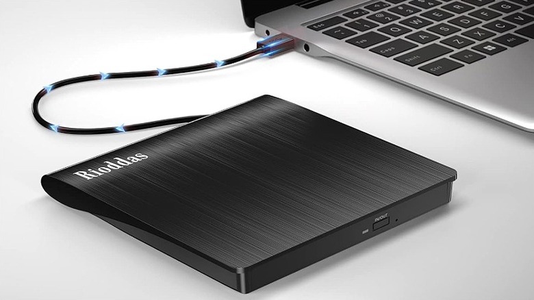 Rioddas cd/dvd drive connected to a laptop