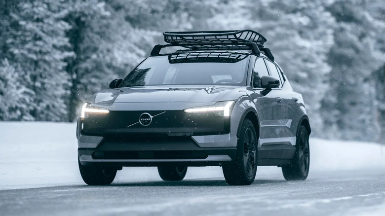 The Volvo EX30 driving in the snow