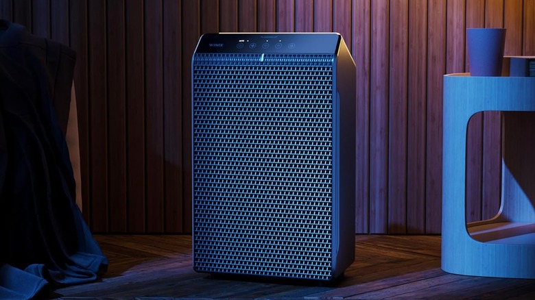 The Winix 5520 air purifier in a dimly lit room.