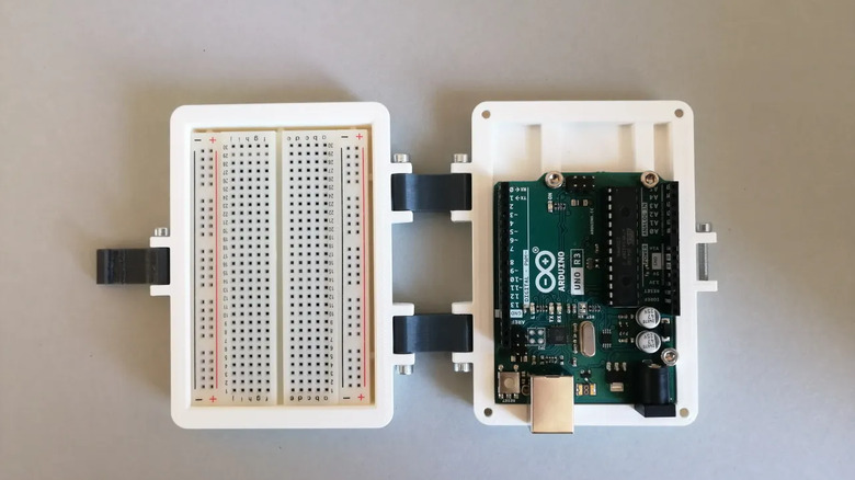 A 3D printed folding case for the Arduino