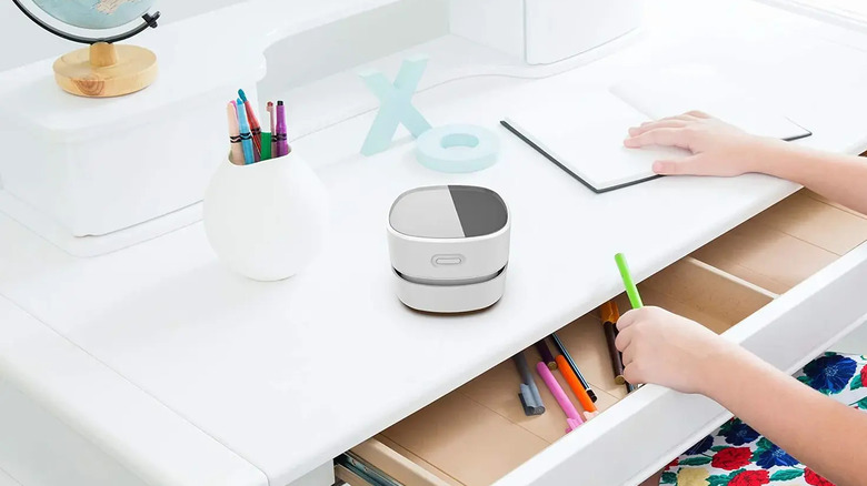 White odistar desktop vacuum on top of a white desk
