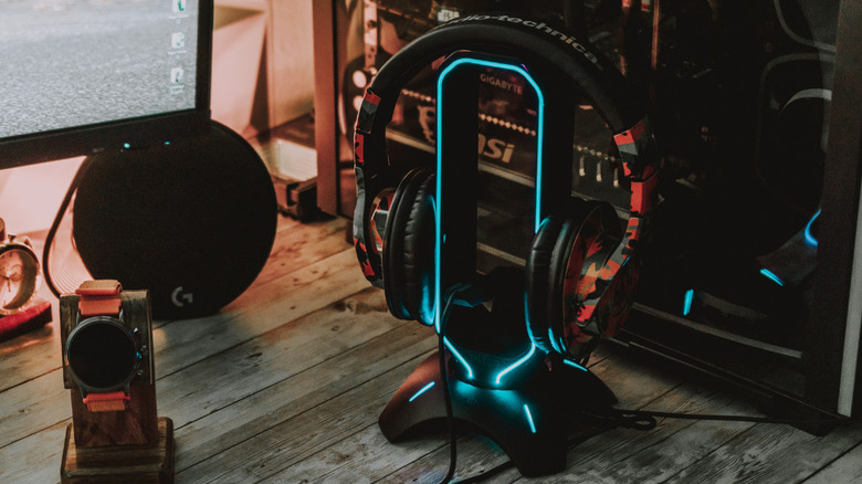 The Tilted Nation TNSHADOW gaming headset stand, holding a headset and a mouse cable.