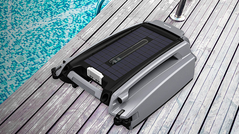 The Betta SE Plus robotic pool skimmer