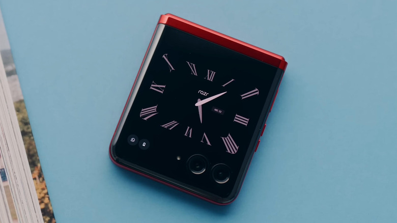 The cover screen of the Motorola Razr Ultra, showing a clock
