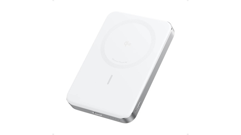 Anker MagGo Power Bank in white
