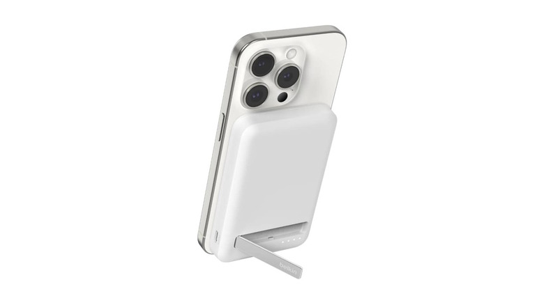 Belkin Boostcharge Pro Magnetic Power Bank 5000mah with kickstand