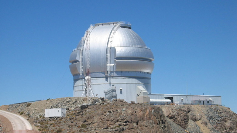 Photo of the Gemini South Telescope with nary a cloud in the sky