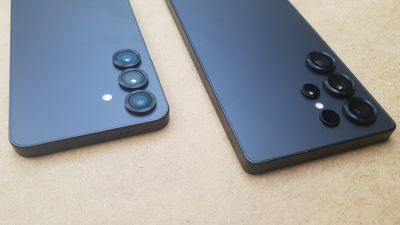 Samsung s25 ultra vs s26 ultra laying on their screens