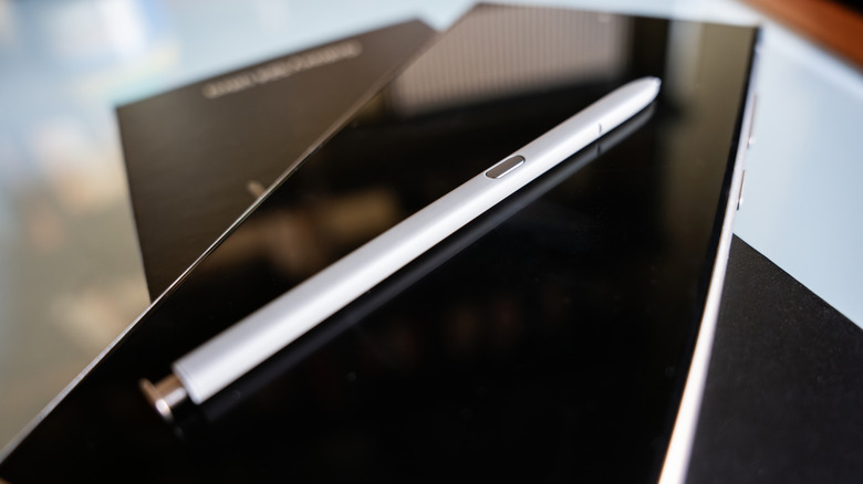 Man pulling out s pen from galaxy s26 ultra slot