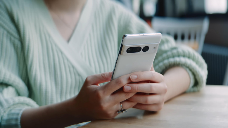Lady using a Google Pixel 7 Pro