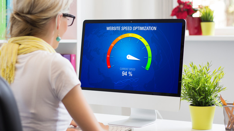 A person using an optimization app on a computer.