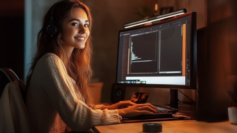 Quntis monitor lamp mounted on a PC screen with a woman facing it