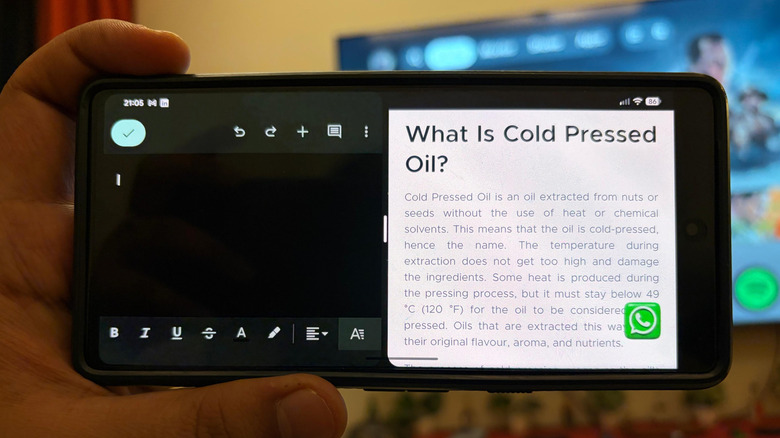 Reading an article and writing a document at the same time with split screen on an Android phone