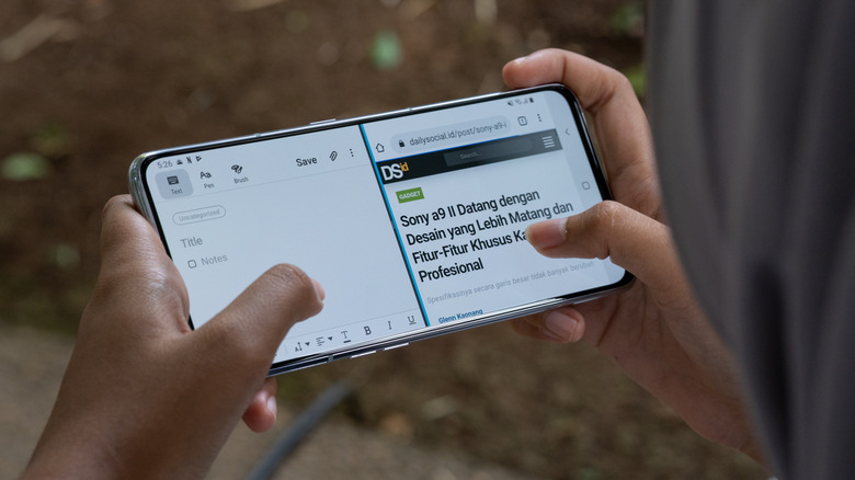 Reading an article and writing a document at the same time with split screen on a phone